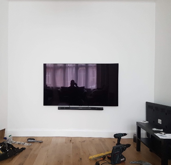 Flat screen 4k TV mounted to a wall with sound bar for a customer in Wickford Essex